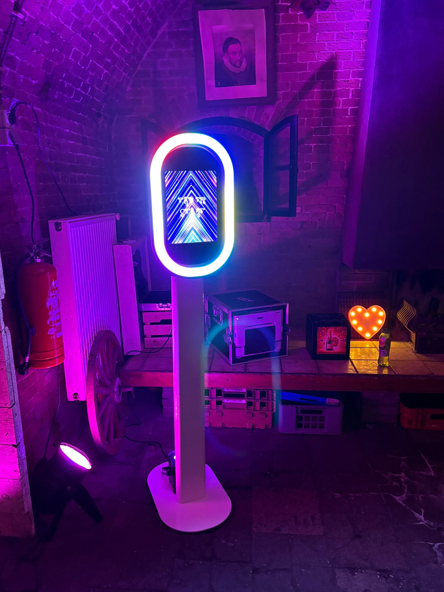 Salsa photobooth met kleurrijke LED-verlichting op een feest