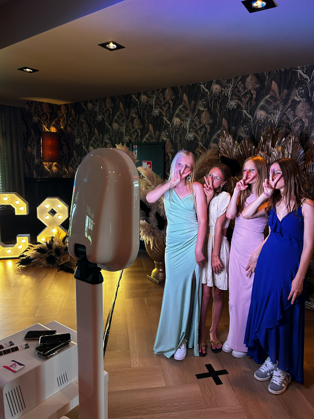 Vriendinnen poseren voor de photobooth op een gala