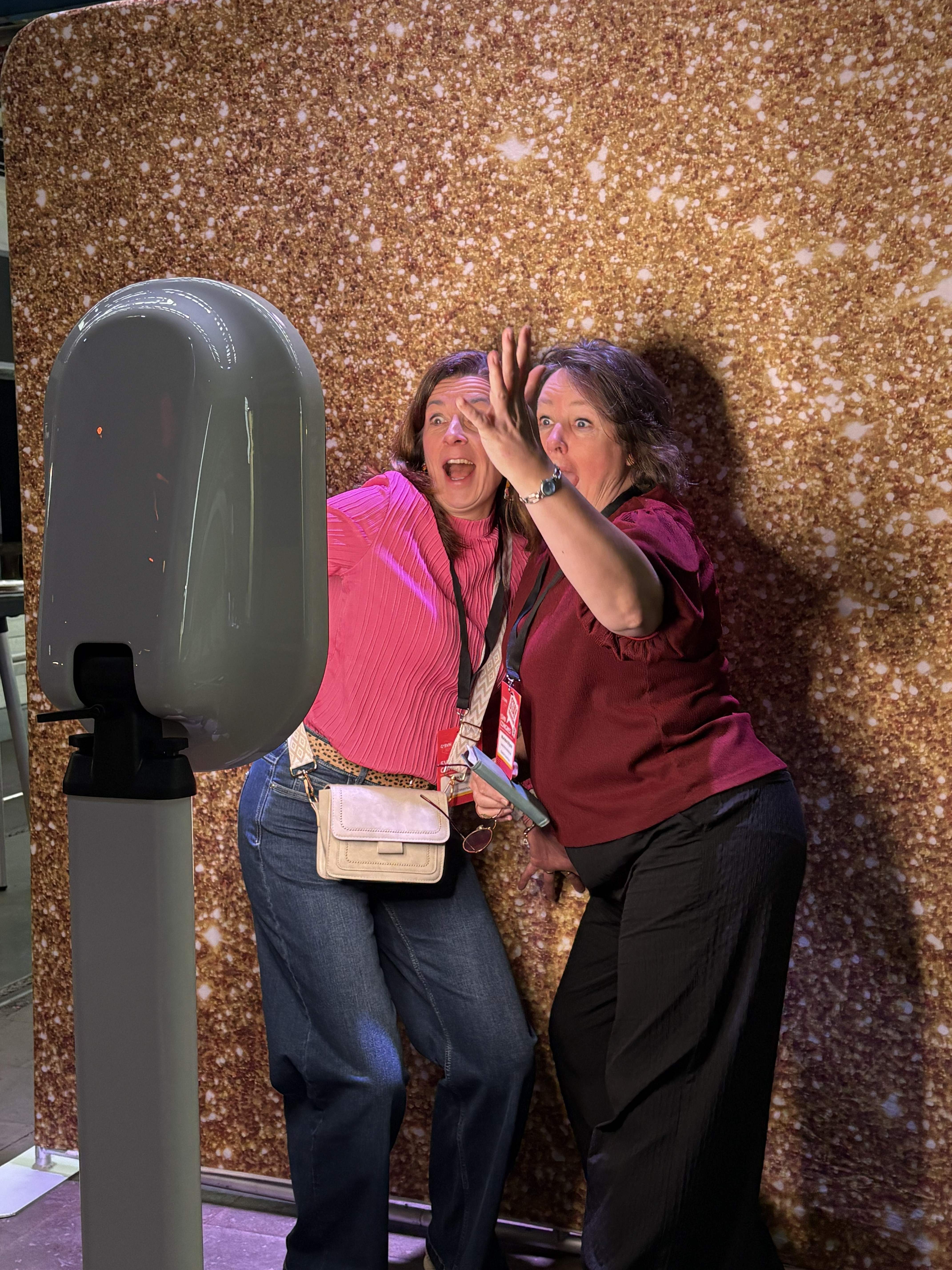 Gasten met grappige poses bij de photobooth