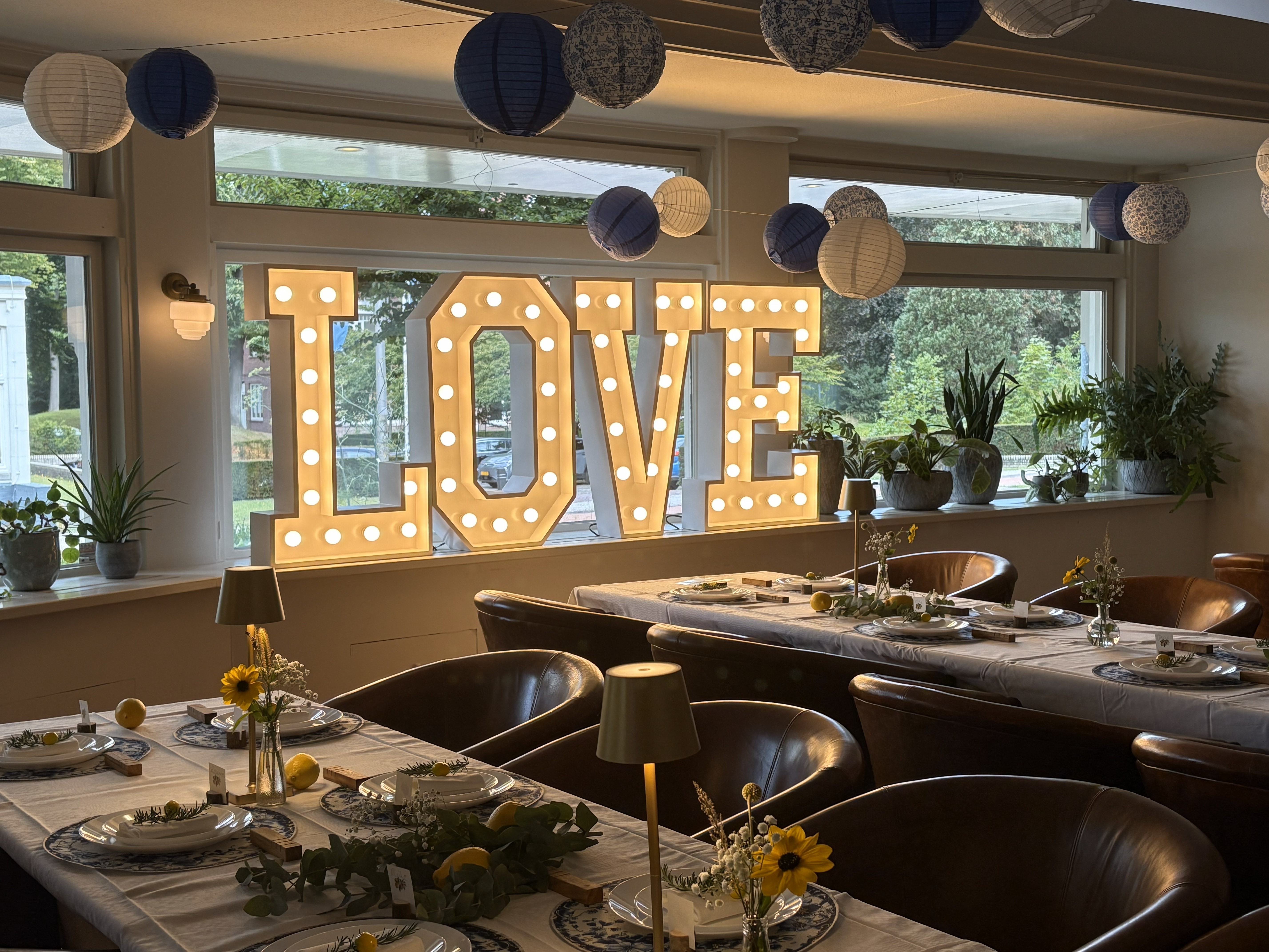 LOVE lichtletters als sfeervolle decoratie op een bruiloft