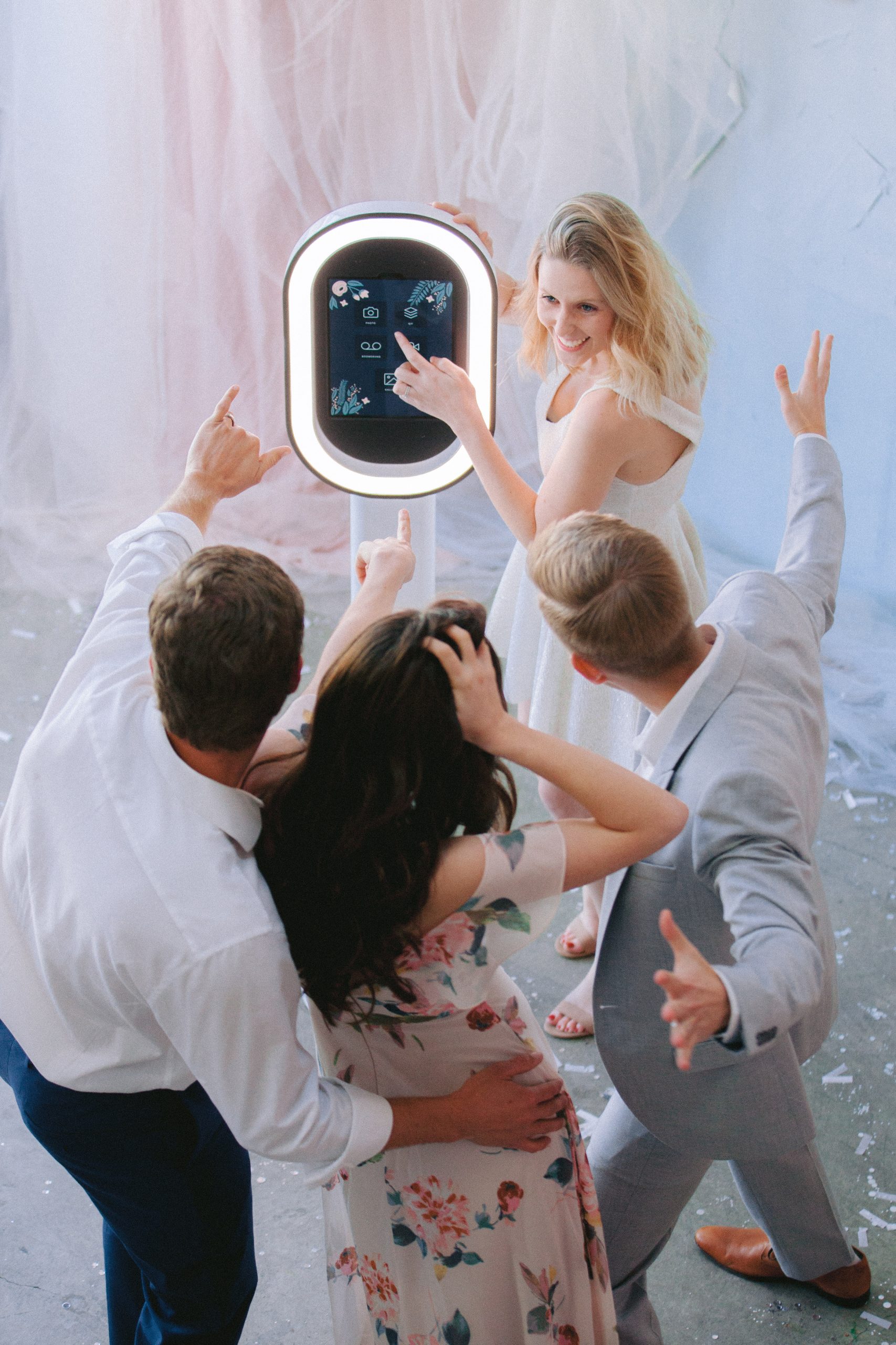 De Salsa photobooth van Premium Photobooth met bloemen en glitterachterwand